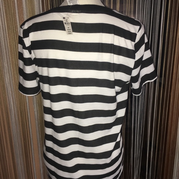 ⭐️HOST⭐️PICK ⭐️🖤Pink Victoria’s Secret 🖤T Shirt - Picture 5 of 7